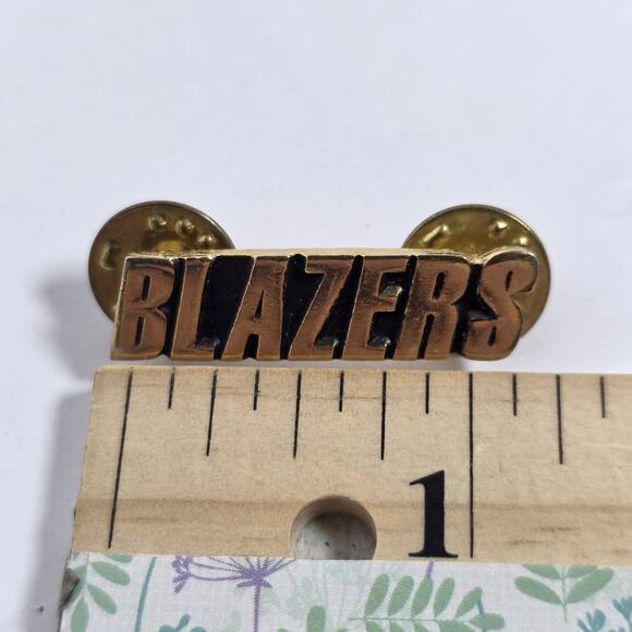 VNTG NBA Portland Trailblazers Blazers Lapel Pin 1992 Basketball Peter David inc - Picture 3 of 3